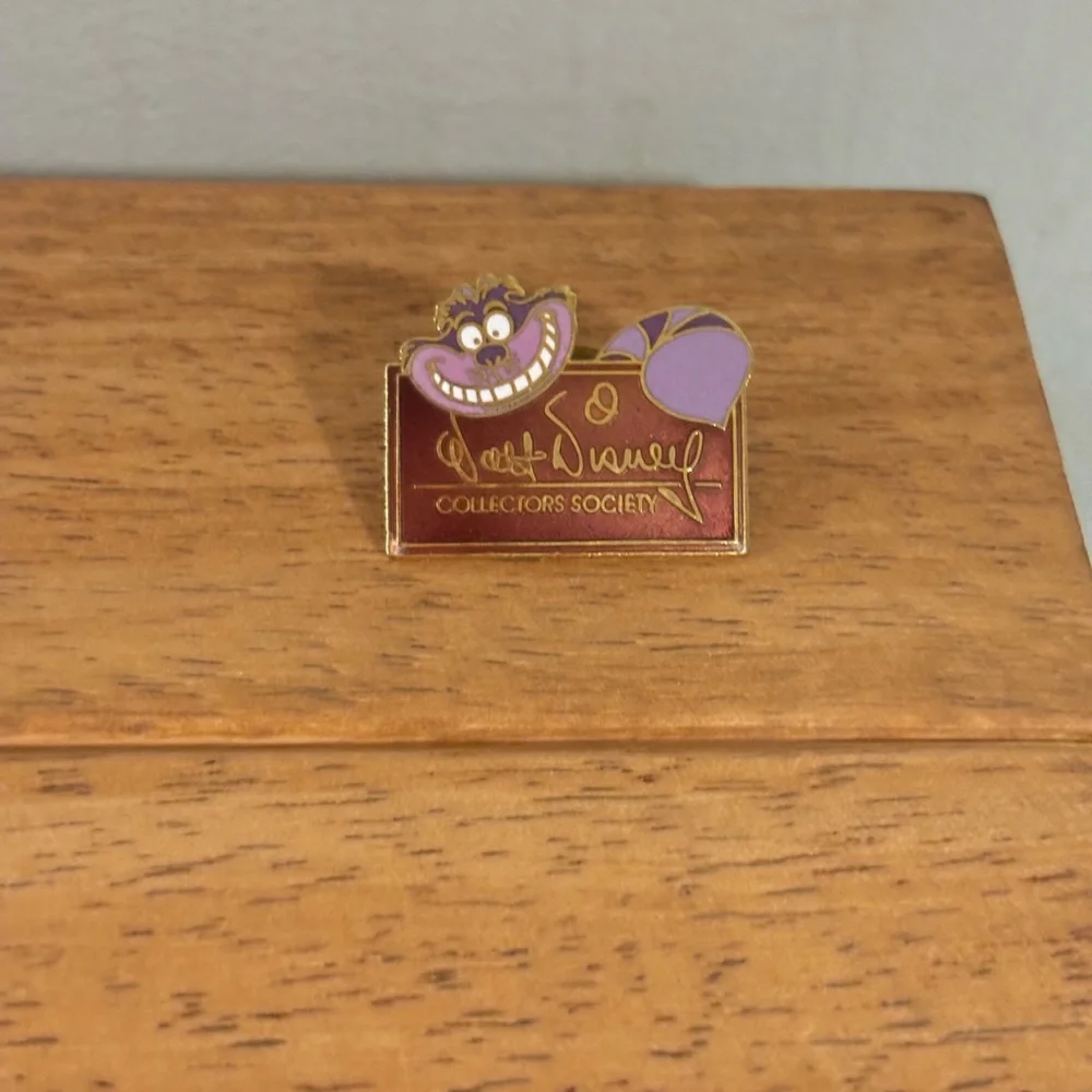 Disney Vintage 1994 Collectors Society Pin Cheshire Cat